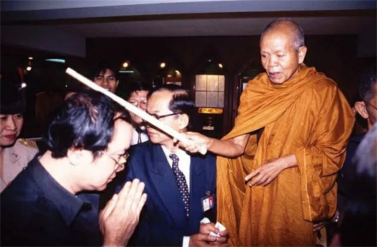 泰国蝴蝶佛牌_泰国蝴蝶佛牌价格表:泰国蝴蝶佛牌:神秘的护身符