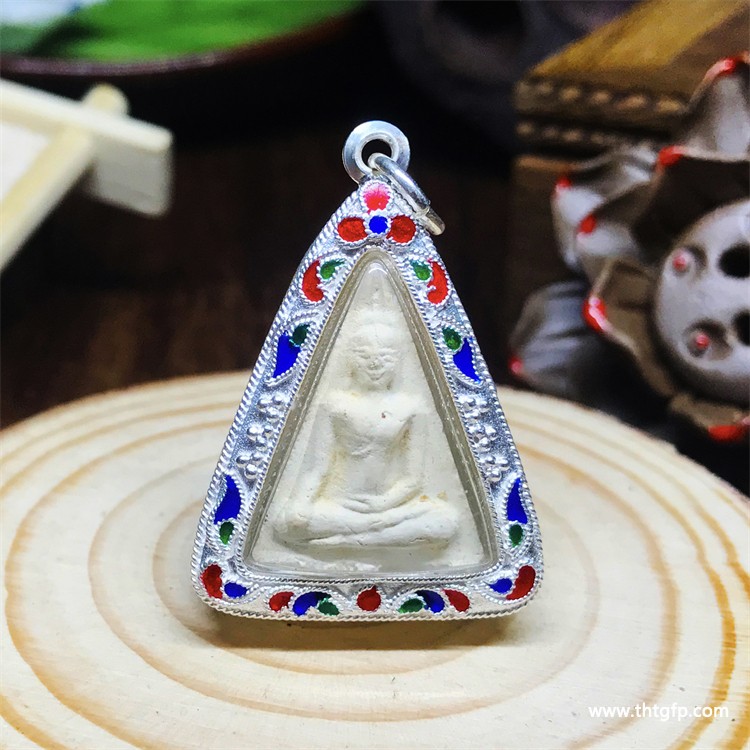 泰国佛牌大师：探寻神奇护身符的秘密